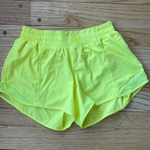 Lululemon Hotty Hot Low-Rise Lined Short 2.5" Electric Lemon size 6 yellow